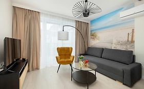 Stylowy Apartament w Niechorzu Blisko Morza z Klimatyzacją i Parkingiem by Noclegi Renters